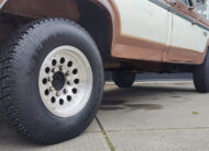 1984 Ford F-250 XL Explorer met 16 inch chrome velgen en all-terrain banden