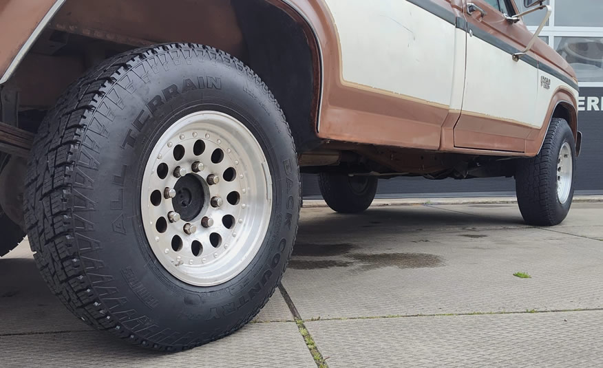 1984 Ford F-250 XL Explorer met 16 inch chrome velgen en all-terrain banden