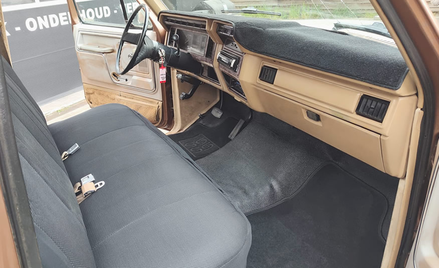 Interieur van 1984 Ford F-250 XL Explorer met automaat en airconditioning