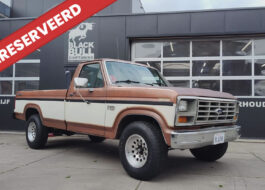 1984 Ford F-250 XL Explorer pickup truck uit Californië met 5.8L V8 en originele two-tone lak