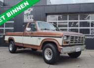 1984 Ford F-250 XL Explorer pickup truck uit Californië met 5.8L V8 en originele two-tone lak