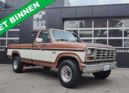 1984 Ford F-250 XL Explorer pickup truck uit Californië met 5.8L V8 en originele two-tone lak