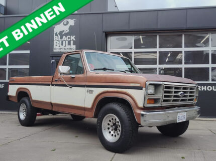 1984 Ford F-250 XL Explorer pickup truck uit Californië met 5.8L V8 en originele two-tone lak
