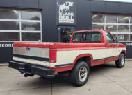 Amerikaanse Ford F-250 uit 1986 achterkant