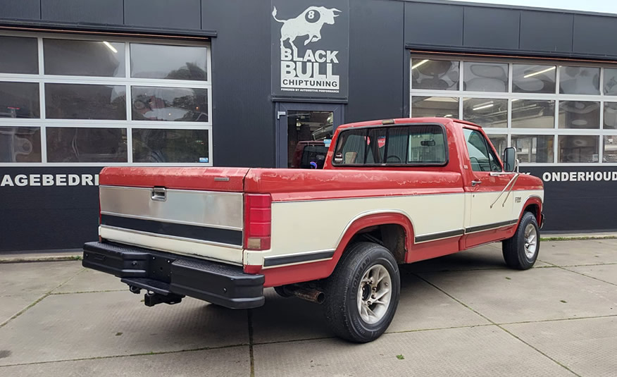 Amerikaanse Ford F-250 uit 1986 achterkant