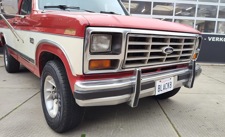 detail van de Ford F-250 Bullnose grill en voorbumper