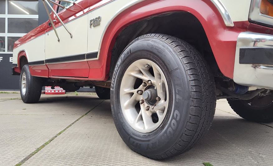 detail van een Ford Bullnose pickup wielen
