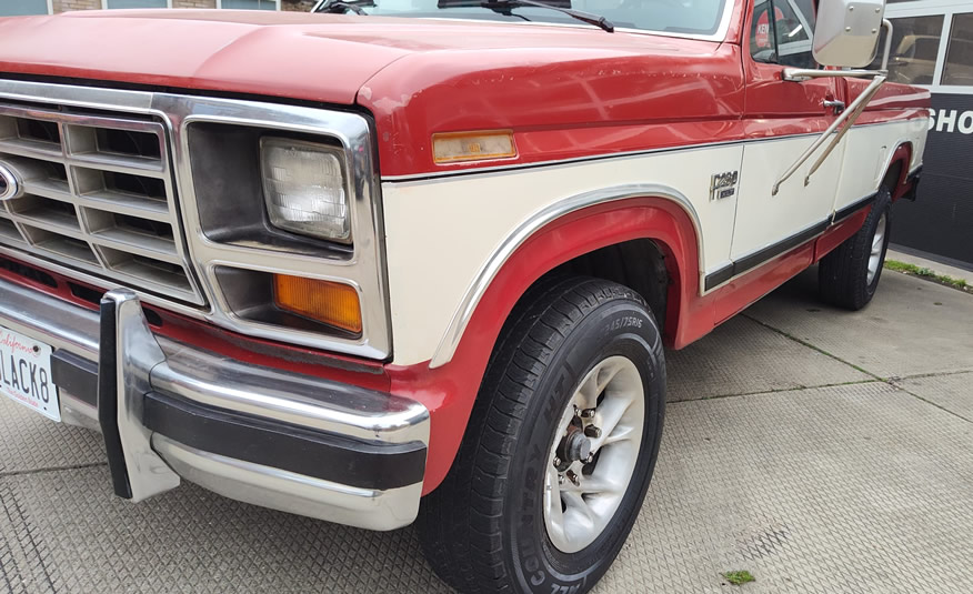 detail van de Ford F-250 koplamp en voorscherm uit 1986