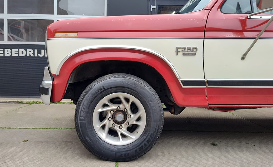 XLT Lariat detail van de Ford F-250 voorscherm en voorwiel