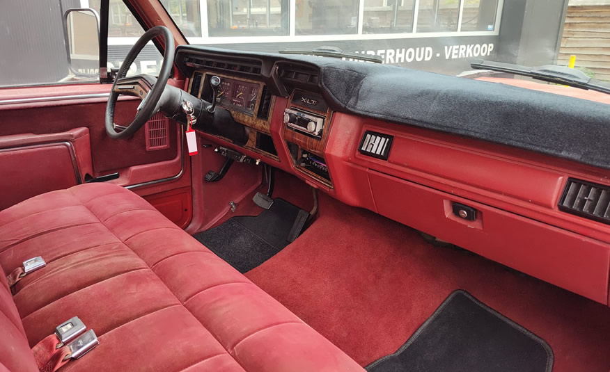 interieur van een Ford F-250 uit 1986