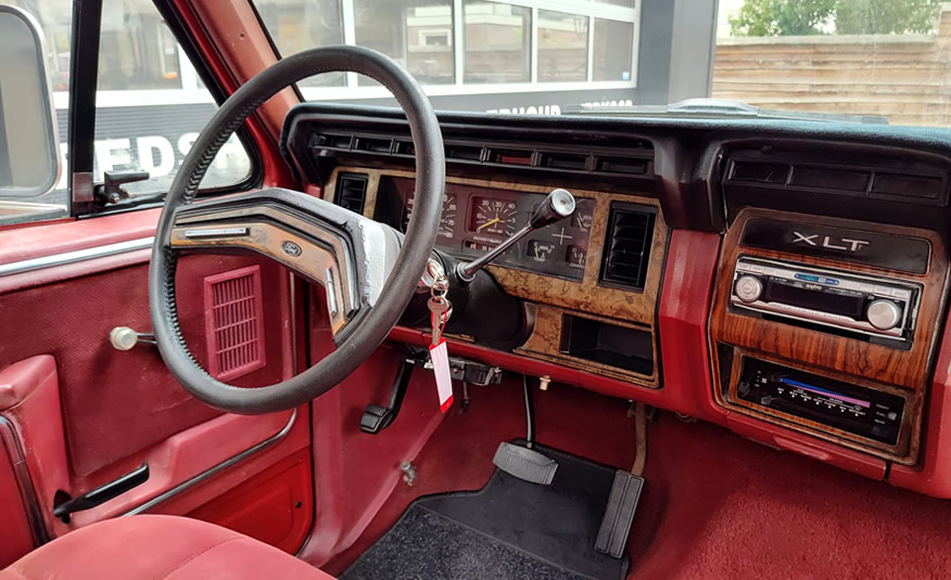 interieur van een klassieke Ford pickup dashboard