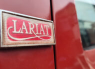 origineel Lariat-embleem op de Ford F-250