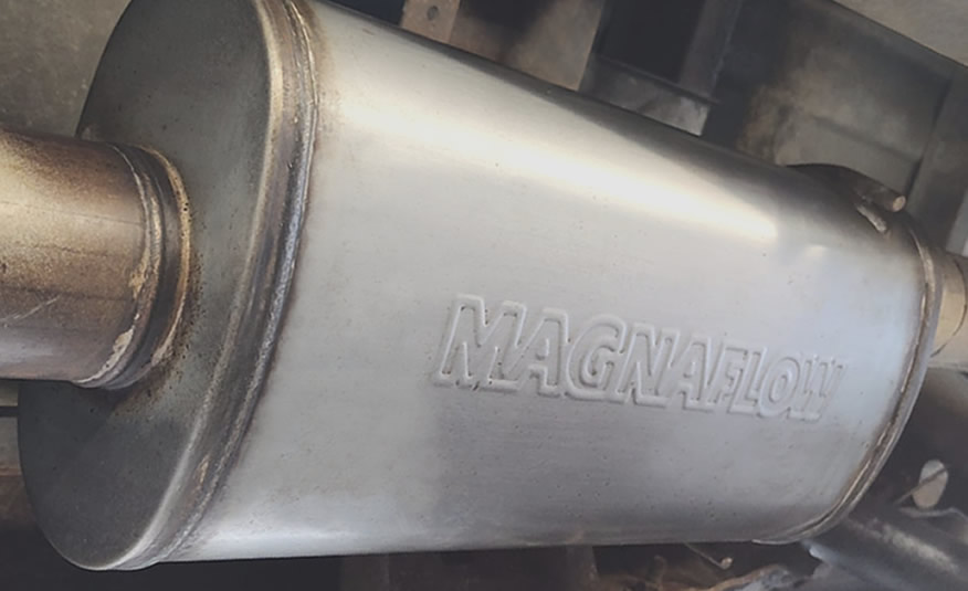 nieuwe MagnaFlow uitlaat onder de Ford F-250